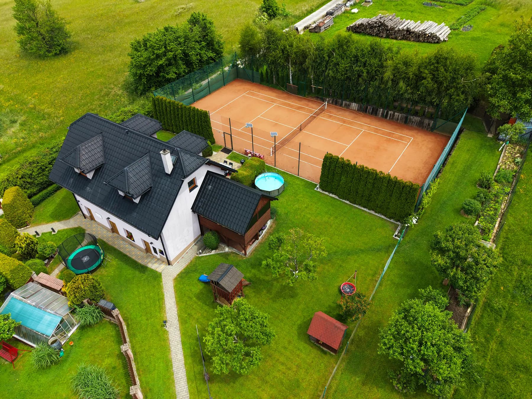 Budova a tenisový kurt